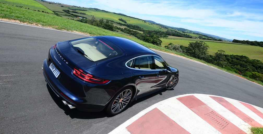 Queda do teto e lanternas do Porsche Panamera lembram o 911 (Foto: Divulgação/Porsche)