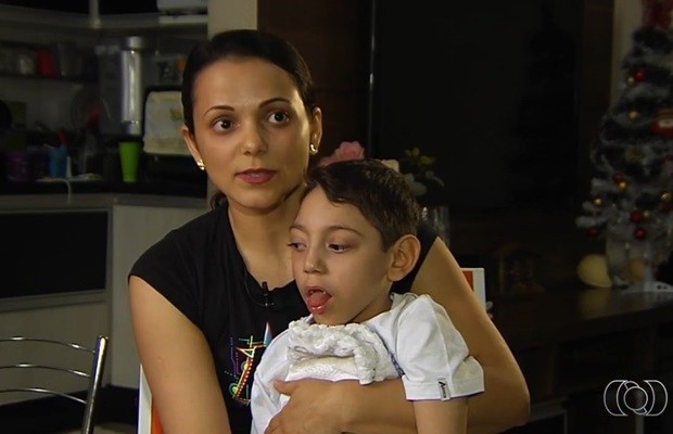 Patrícia tem nova esperança para tratamento do filho, Pedro (Foto: Reprodução/TV Anhanguera)