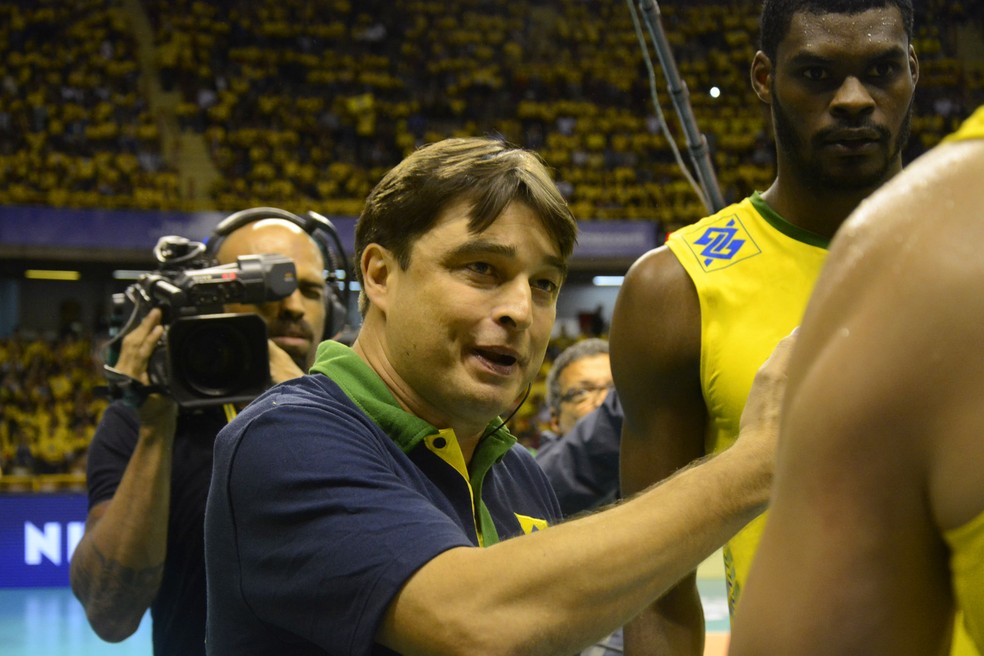 Rubinho orienta jogadores em um dos jogos à frente da seleção (Foto: Divulgação)