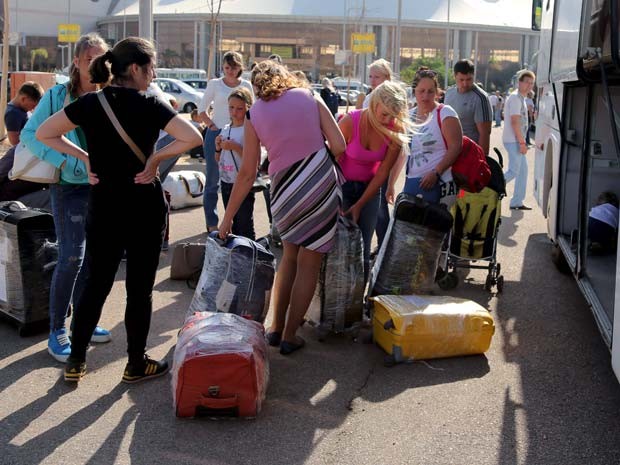 Turistas russos em Sharm el-Sheikh tentam voltar para casa após cancelamento de voos (Foto: REUTERS/Asmaa Waguih)