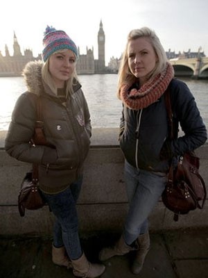 Kris (à esq.) e sua irmã gêmea, Maren (Foto: BBC/Reprodução)