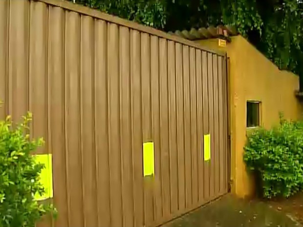 Peritos passaram a madrugada na casa de prostituição em Jaboticabal (Foto: Reprodução/EPTV)