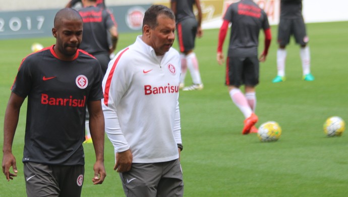 Roth tem conversa com Fabinho em treino  (Foto: Tomás Hammes)