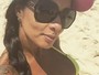 Milena Nogueira exibe fartura em selfie na praia