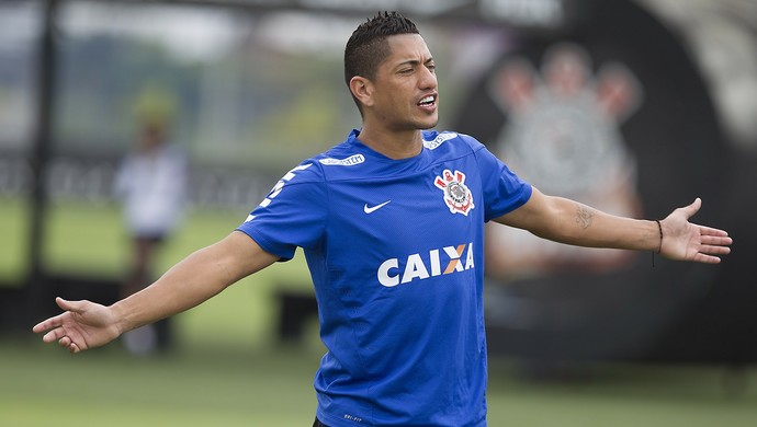 Volante do Corinthian-Casuals elogia Ralf: 