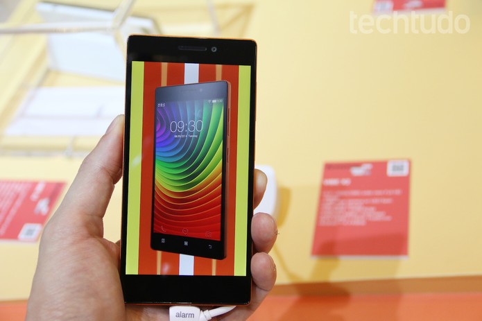 Lenovo Vibe X2 está disponível em quatro cores diferentes (Foto: Fabrício Vitorino/TechTudo) Lenovo Vibe X2 está disponível em quatro cores diferentes (Foto: Fabrício Vitorino/TechTudo)