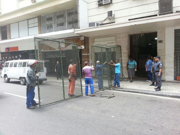 Rua Evaristo da Veiga, no Centro do Rio, começa a ser fechada com grades por causa do protesto previsto (Foto: Renata Soares/G1)