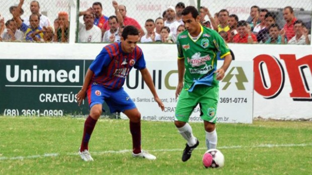 Atacante Véi, em jogo do Cratéus contra o Tiradentes pelo Campeonato Cearense de 2012 (Foto: Divulgação/Crateús)