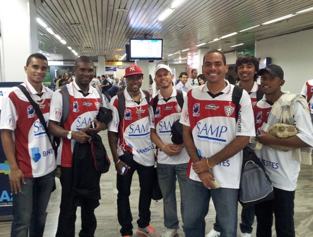 Jogadores do Aracruz no aeroporto antes embarque para Minas Gerais (Foto: Eduardo Dias/Globoesporte.com)