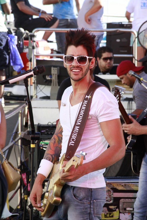 Gusttavo Lima no trio em Salvador (Foto:  DILSON SILVA E ANDRE MUZELL/ AGNEWS)