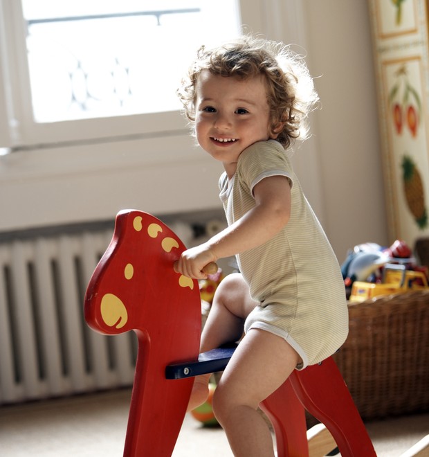 Quando a criança brinca, ela está conhecendo o espaço e a consciência do próprio corpo (Foto: Thinkstock)