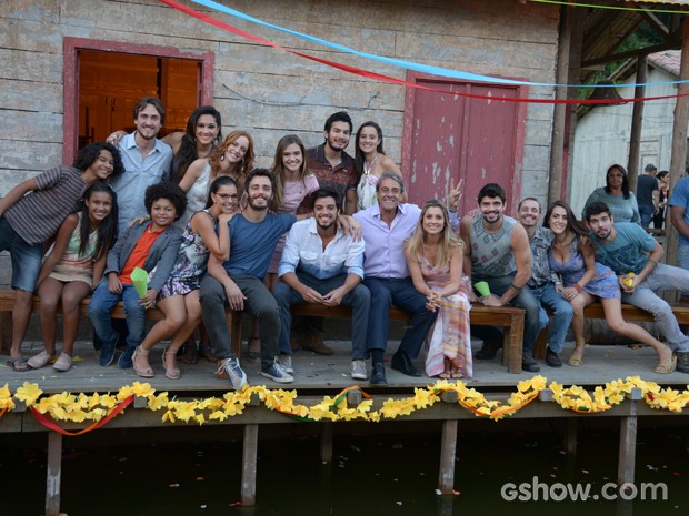 Elenco faz a festa no último dia de gravação (Foto: Raphael Dias/TV Globo)