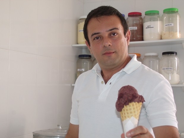 Jean Guimarães criou o sorvete por causa da tradição do açaí no Amapá. (Foto: Abinoan Santiago/G1)