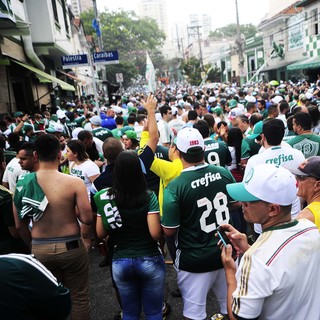 Torcedores se reúnem em frente à Arena Palmeiras (Foto: Marcos Ribolli)