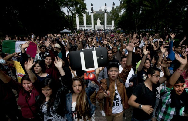 Mexicanos tentam quebrar recorde de maior selfie do mundo. (Foto: Marco Ugarte/Associated Press) Mexicanos tentam quebrar recorde de maior selfie do mundo. (Foto: Marco Ugarte/Associated Press)