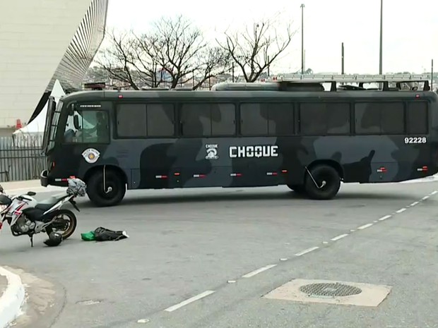 Polícia foi chamada para verificar o conteúdo da mochila abandonada no chão (Foto: TV Globo/Reprodução) Polícia foi chamada para verificar o conteúdo da mochila abandonada no chão (Foto: TV Globo/Reprodução)