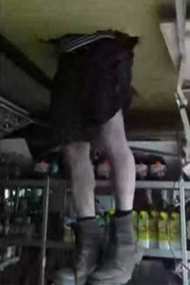 Ladrão ficou entalado no teto ao tentar invadir loja na Rússia (Foto: Reprodução/YouTube/Ukraine Today)