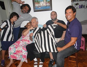 Nilton Santos exibe a camisa do título de 1957 (Foto: Reprodução / Site Oficial Botafogo)