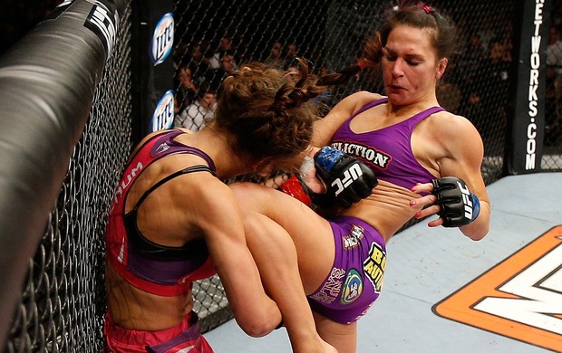 MMA - UFC - Cat Zingano acerta Miesha Tate (Foto: Getty Images) MMA - UFC - Cat Zingano acerta Miesha Tate (Foto: Getty Images)