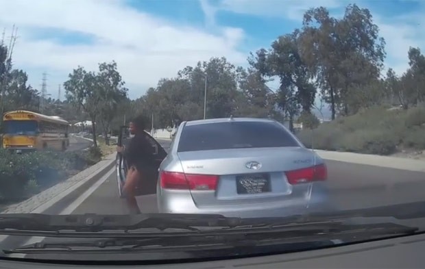 Mulher largou carro em movimento e provocou acidente bizarro nos EUA (Foto: Reprodução/YouTube/UlikeUC Here)