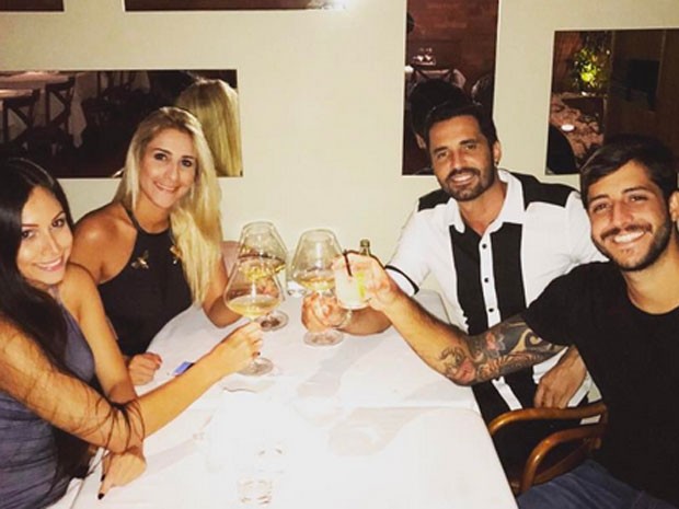 Latino brinda com amigos durante jantar (Foto: Instagram/ Reprodução)