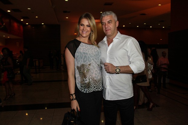 Ana Hickmann e o marido, Alexandre Corrêa, em pré-estreia do filme 'Crô' em São Paulo (Foto: Cláudio Augusto/ Foto Rio News)