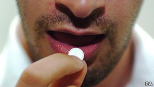 Pessoas que tomam aspirina por muito tempo podem desenvolver forma úmida de doença macular (Foto: BBC)