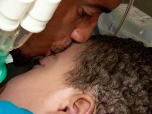 Rapaz de 23 anos deixa trabalho para cuidar de filho com doença rara na BA (Foto: Reprodução/TV Bahia) Rapaz de 23 anos deixa trabalho para cuidar de filho com doença rara na BA (Foto: Reprodução/TV Bahia)