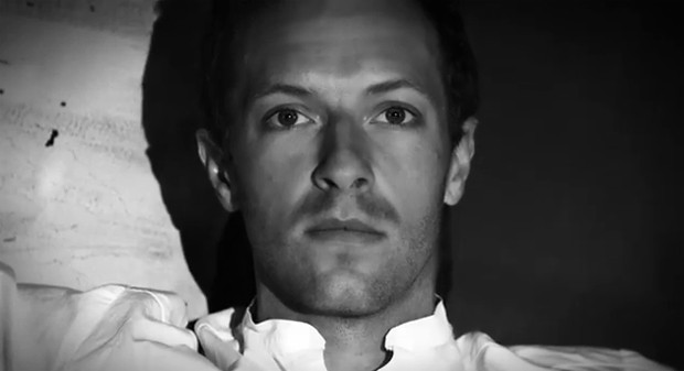 Chris Martin no clipe de 'Magic' (Foto: Divulgação)