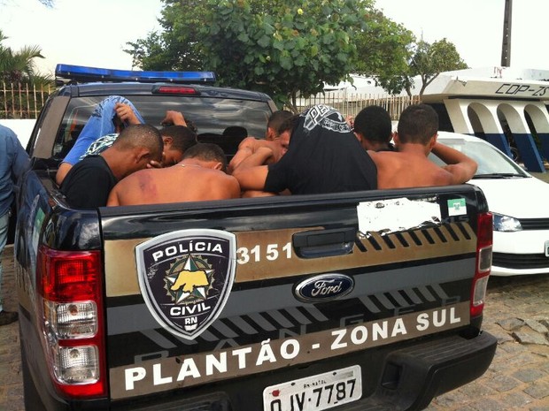Oito pessoas foram presas pela Rocam na zona Leste de Natal (Foto: Michele Rincón/Inter TV Cabugi)