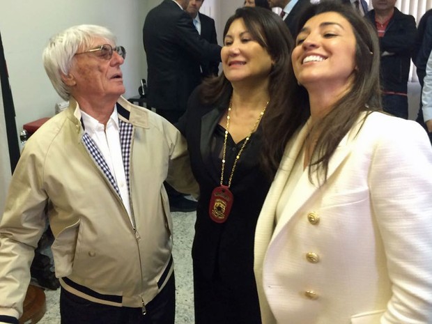 Bernie Ecclestone com a delegada Elisabete Sato e a mulher dele, Fabiana Flosi (Foto: Will Soares/G1)