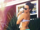De biquíni, Demi Lovato mostra boa forma em foto com cão de estimação