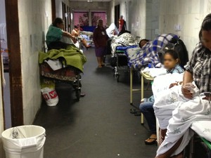 Pacientes internados no corredor do São Lucas, em Vitória (Foto: Divulgação/ CRM-ES)