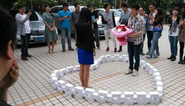 Chinês comprou 99 iPhones para pedir mão de namorada, mas levou não (Foto: Reprodução/Weibo)
