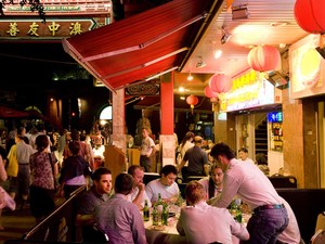 A Dixon Street, no coração da Chinatown de Sydney, é cheia de restaurantes, lojas e bares. (Foto: Tony Sernack/The New York Times)