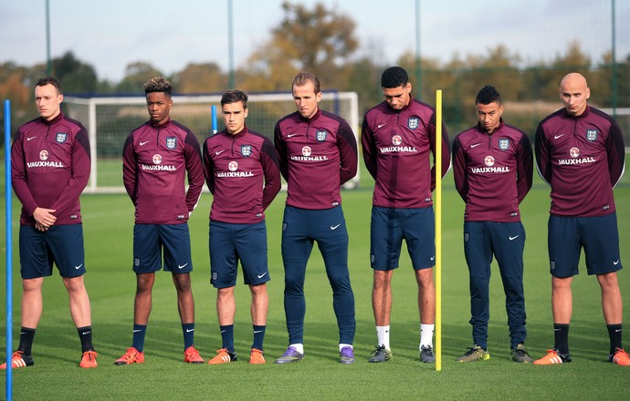 Jogadores da seleção da Inglaterra minuto de silêncio treino terrorismo França (Foto: John Walton/AP)