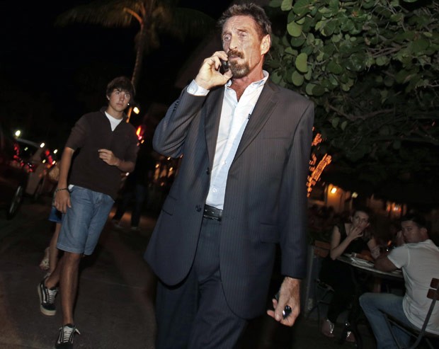 John McAfee chega a Miami na noite desta quarta-feira (12) (Foto: AP)