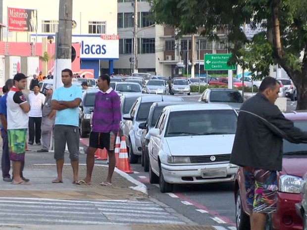 Motoristas formam filas por gasolina sem impostos em Vitória  (Foto: Reprodução/ TV Gazeta)