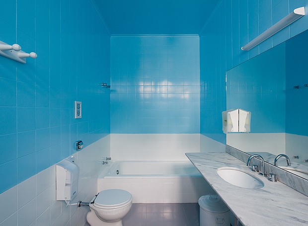 Entre os banheiros do WE Hostel está este azul, com direito até a banheira  (Foto: Fran Parente/Divulgação)