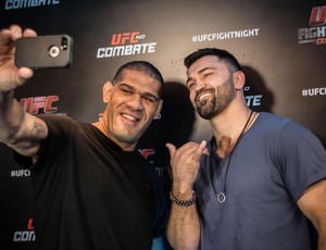 UFC Pezão e Arlovski Selfie  (Foto: Marcelo Auge / Divulgação UFC)