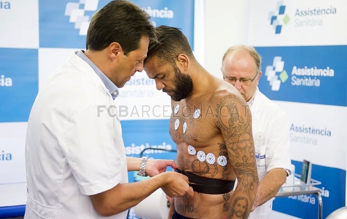 Daniel Alves exames médicos do Barcelona (Foto: Víctor Salgado / Site Oficial do Barcelona)
