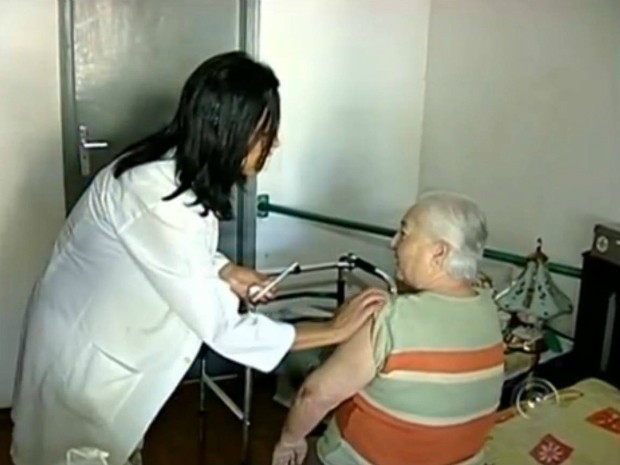 Aproximadamente 600 idosos acamados serão vacinados em casa. (Foto: Reprodução TV TEM)