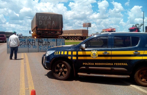 G1 Protesto De Caminhoneiros Interdita Parcialmente A Br 364 Em