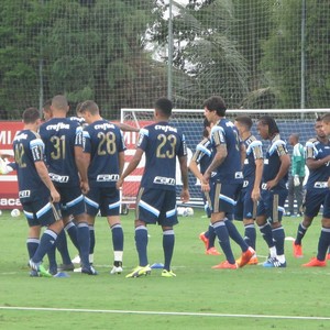 Valdivia e Tobio treinam normalmente, mas Dudu não vai a campo no Verdão