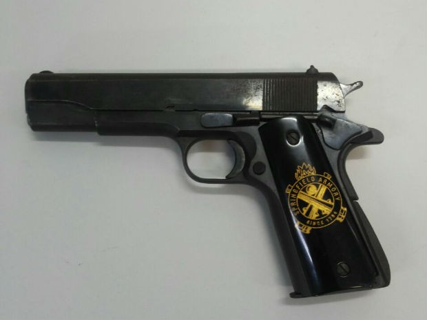 Pistola de uso restrito encontrada na casa do empresário José Carlos Daher no Lago Sul, no DF (Foto: Polícia Civil/Divulgação) Pistola de uso restrito encontrada na casa do empresário José Carlos Daher no Lago Sul, no DF (Foto: Polícia Civil/Divulgação)