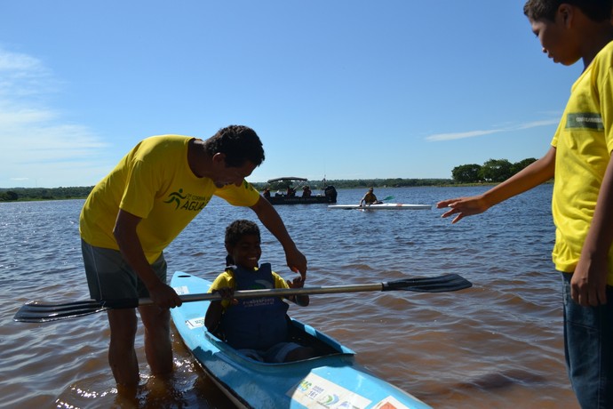 Alunos de escola pública de Corumbá têm dia de vivência na canoagem (Foto: Hélder Rafael)