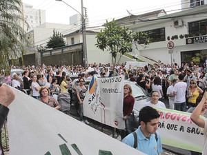 Manifestantes realizaram uma passeata pelo Centro de Florianópolis nesta quarta (Foto: Luciana de Moraes/SindSaúde)