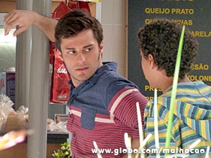 Martin fica bolado ao achar que Paulino está falando de Micaela (Foto: Malhação / TV Globo)