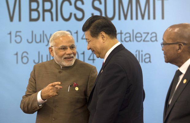 O primeiro-ministro da Índia, Narendra Modi, conversa com o presidente da China, Xi Jinping. À direita, o presidente da África do Sul, Jacob Zuma. Os três estão no Brasil para a Cúpula dos Brics (Foto: Silvia Izquierdo/AP)