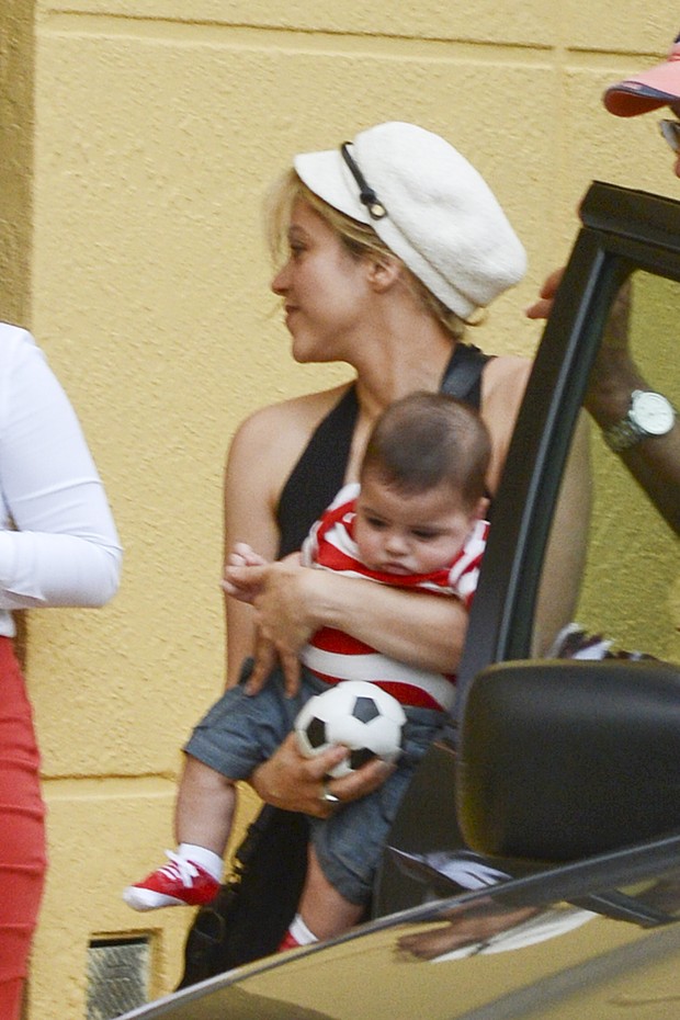 Shakira com o filho (Foto: Grosby Group/ Agência)